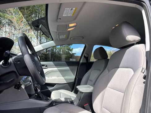 Used 2017 Hyundai Elantra SE image 16
