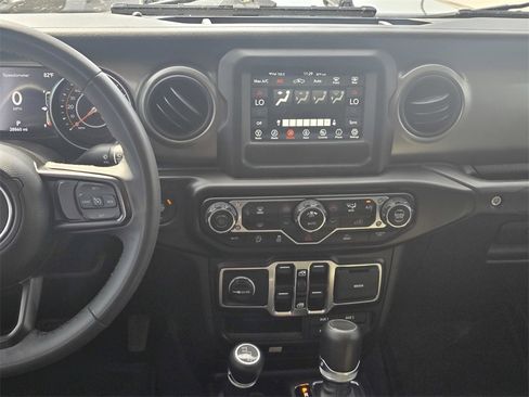 Used 2023 Jeep Gladiator Willys image 17