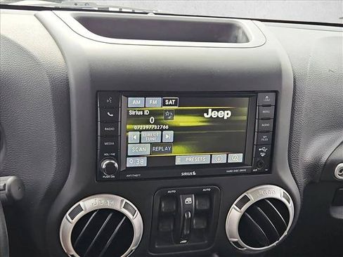 Used 2016 Jeep Wrangler Unlimited Rubicon w/ Connectivity Group AWD/4WD image 13