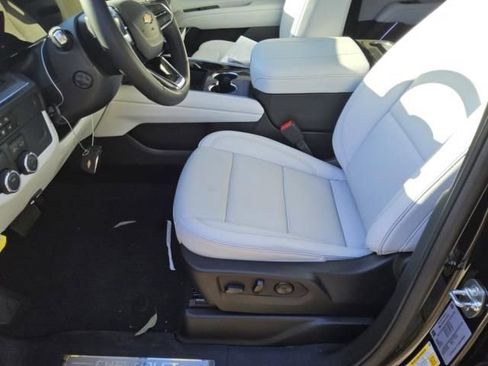 Used 2025 Chevrolet Suburban Premier RWD image 6