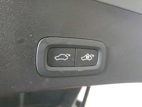 Certified 2025 Volvo XC40 B5 Core image 12