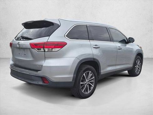 Used 2019 Toyota Highlander XLE FWD image 5