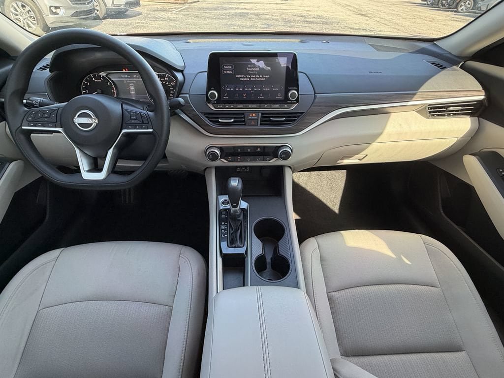 Used 2025 Nissan Altima 2.5 SV FWD image 12