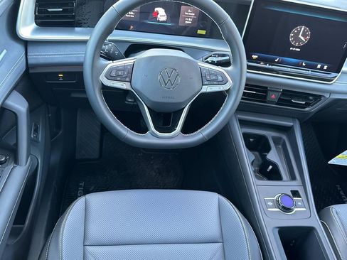 New 2026 Volkswagen Tiguan SE FWD image 19