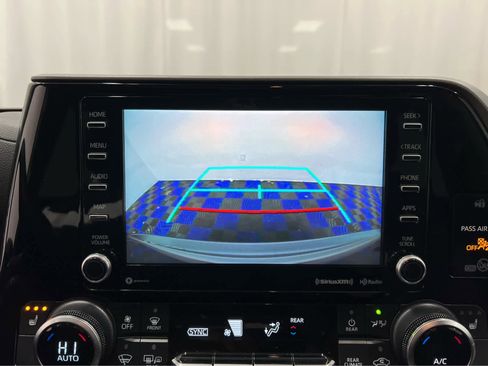 Used 2021 Toyota Highlander XLE image 24