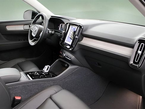 New 2025 Volvo XC40 B5 Plus image 34