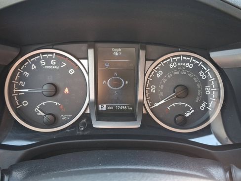 Used 2017 Toyota Tacoma Limited image 18