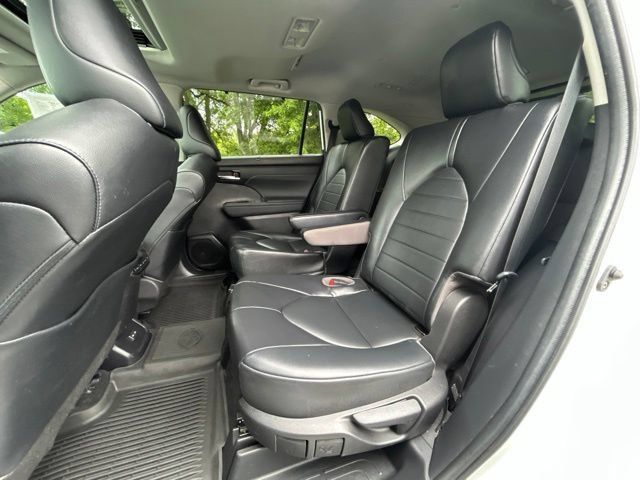 Used 2022 Toyota Highlander XLE AWD/4WD image 30