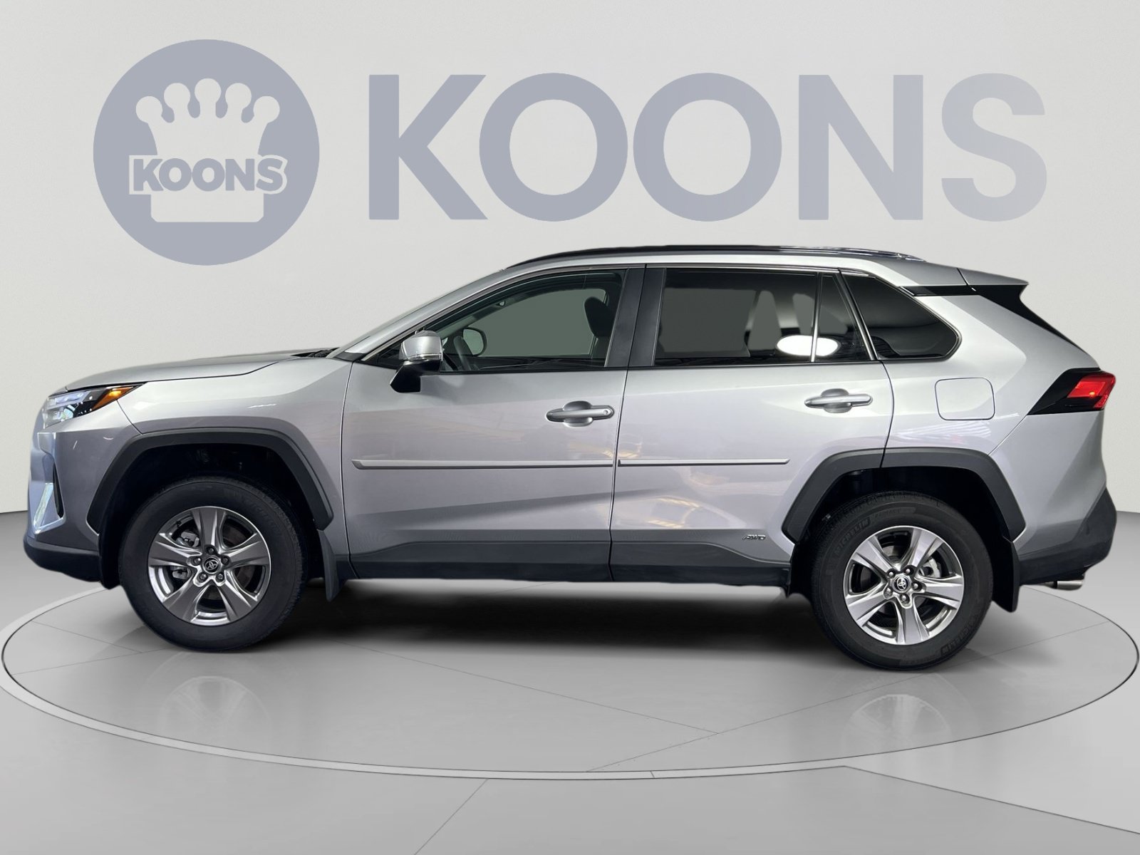 Used 2025 Toyota RAV4 XLE AWD/4WD image 2