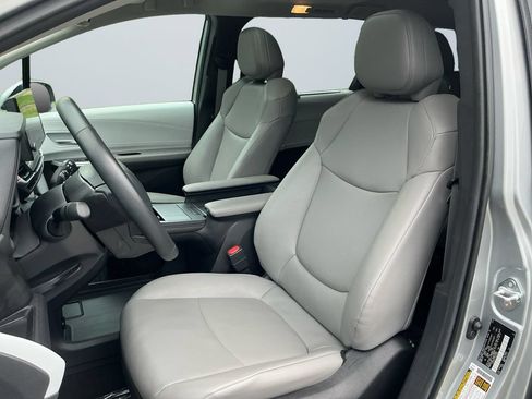 Used 2025 Toyota Sienna XLE FWD image 10