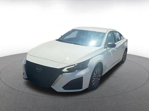 Used 2025 Nissan Altima 2.5 SV FWD image 7