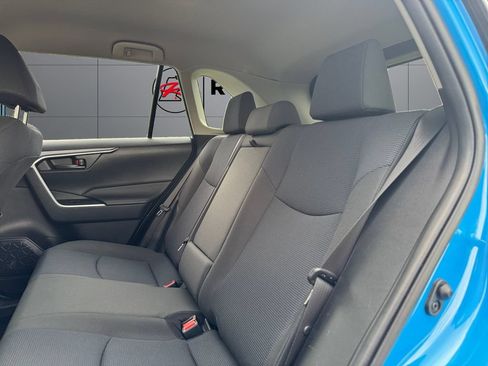 Used 2019 Toyota RAV4 LE AWD/4WD image 18