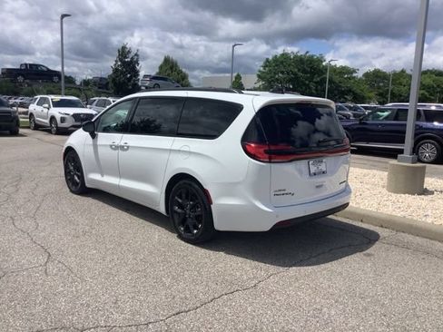 Used 2025 Chrysler Pacifica Limited FWD image 3