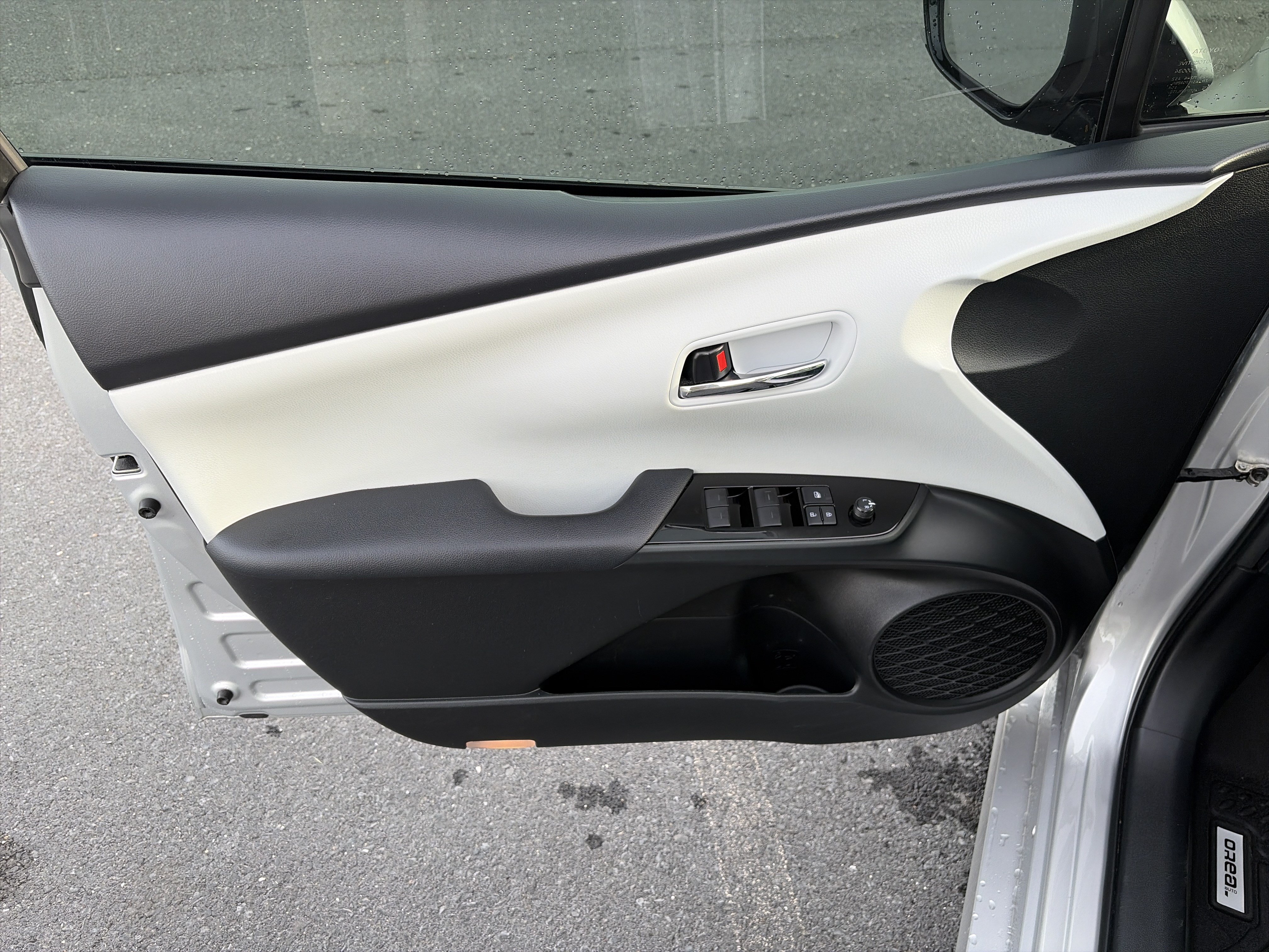 Used 2019 Toyota Prius Prime Premium FWD image 12