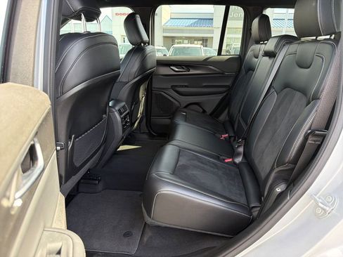 Used 2025 Jeep Grand Cherokee Altitude AWD/4WD image 23
