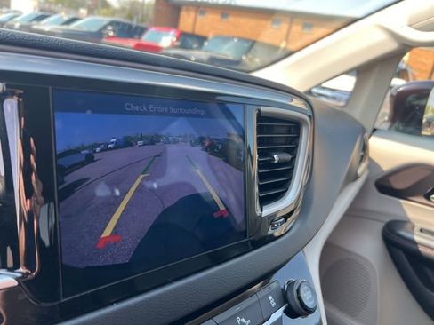 Used 2017 Chrysler Pacifica Touring-L w/ Tire & Wheel Group FWD image 13