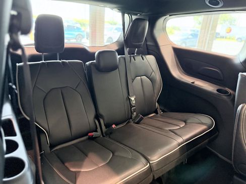 Used 2026 Chrysler Pacifica Limited FWD image 30