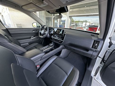 Used 2023 Nissan Pathfinder SL AWD/4WD image 28