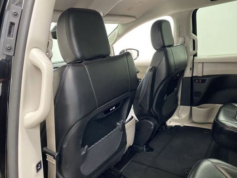 Used 2024 Chrysler Pacifica Touring-L image 16