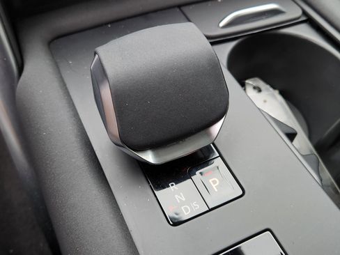 Certified 2024 Land Rover Discovery S image 23