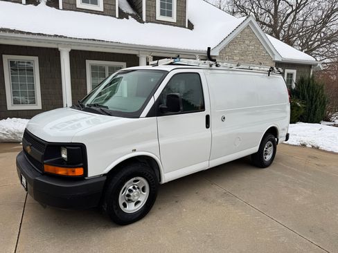 Used 2015 Chevrolet Express 2500 image 2