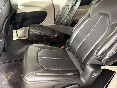 Used 2020 Chrysler Voyager Lxi FWD image 14