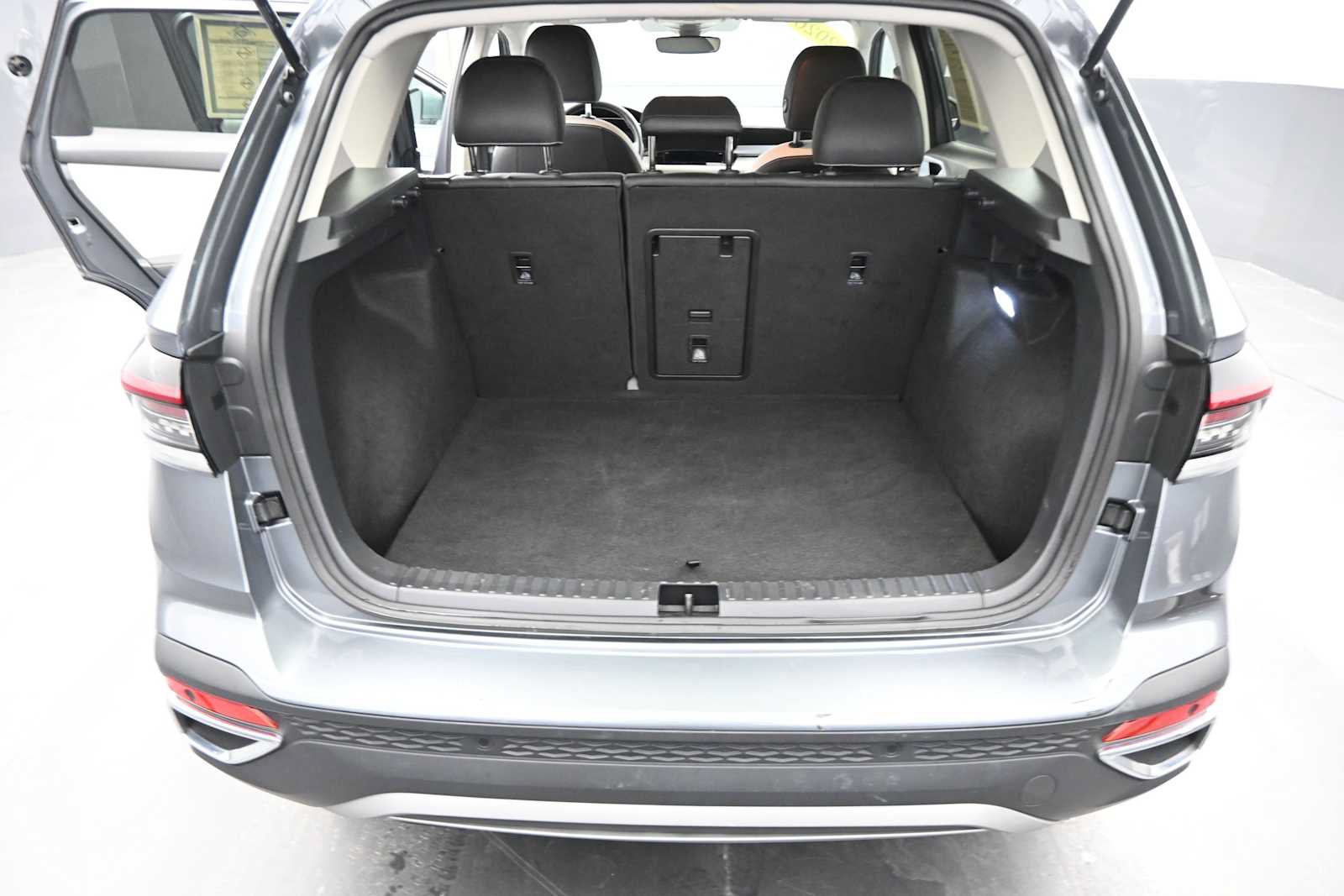 Used 2026 Volkswagen Taos SE AWD/4WD image 16