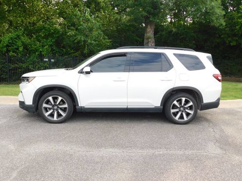 Used 2025 Honda Pilot Touring image 2