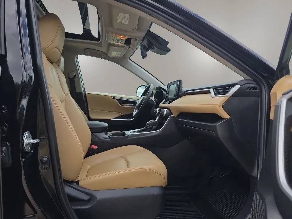 Used 2021 Toyota RAV4 XLE Premium AWD/4WD image 48