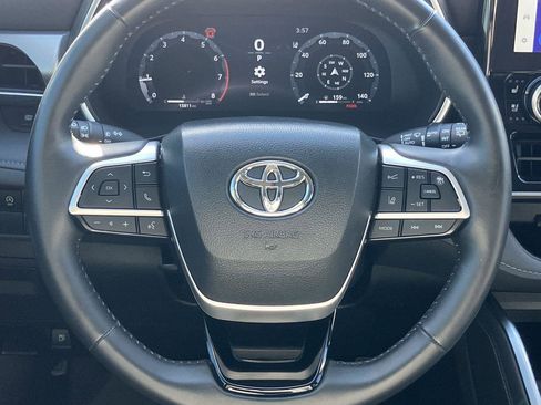 Used 2024 Toyota Highlander Platinum image 22