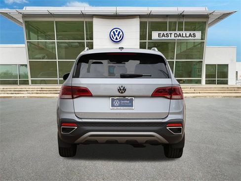 Certified 2024 Volkswagen Taos SE image 5