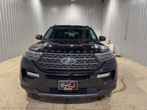 Used 2023 Ford Explorer XLT w/ XLT Sport Appearance Package AWD/4WD image 9