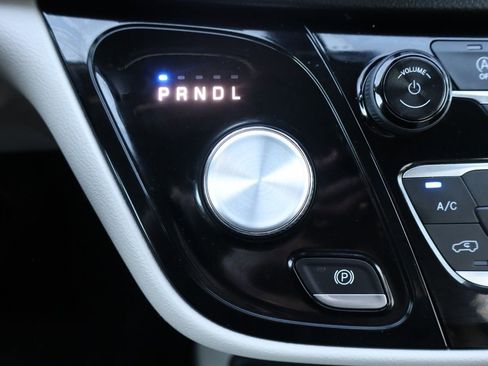 Used 2019 Chrysler Pacifica Touring-L Plus w/ Tire & Wheel Group FWD image 36