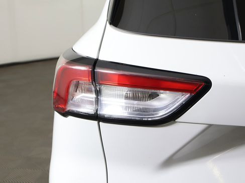 Used 2020 Ford Escape SE image 13