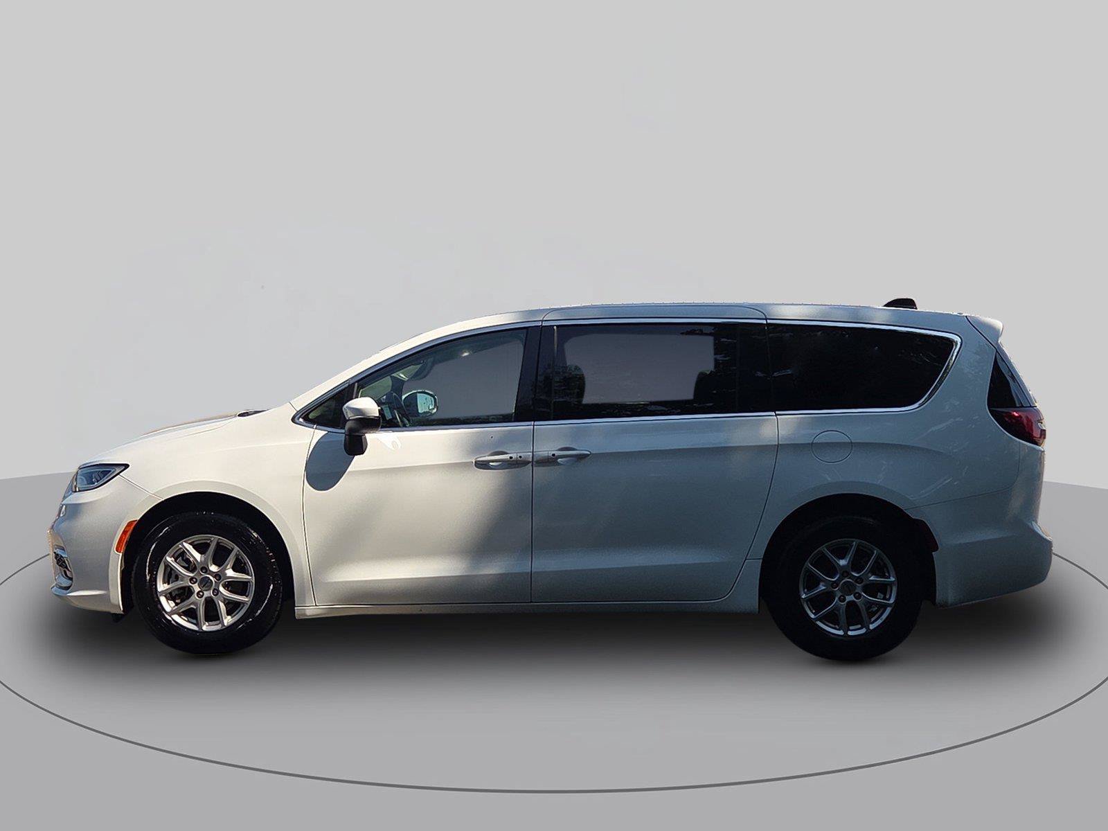 Used 2023 Chrysler Pacifica Touring-L FWD image 6
