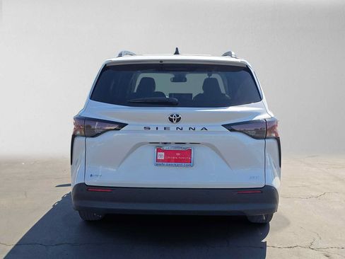 Used 2026 Toyota Sienna XLE FWD image 4