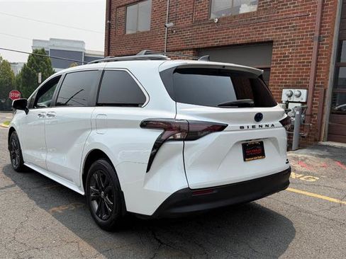 Used 2023 Toyota Sienna XSE FWD image 9