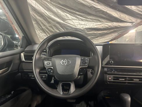 Used 2025 Toyota Camry LE image 33