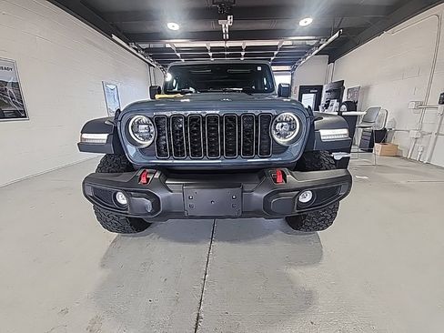 Used 2025 Jeep Wrangler Unlimited Rubicon AWD/4WD image 6
