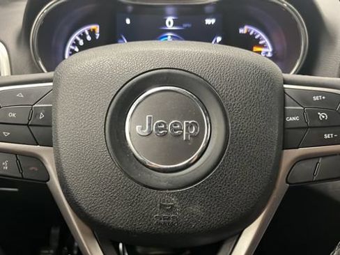 Used 2018 Jeep Grand Cherokee Altitude AWD/4WD image 16