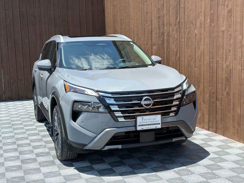 Used 2025 Nissan Rogue SL w/ Tech Package FWD image 13