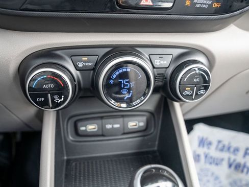 Certified 2022 Hyundai Venue SEL image 26