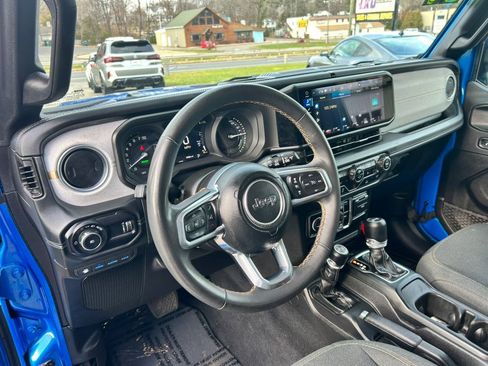 Used 2024 Jeep Wrangler Sahara image 17