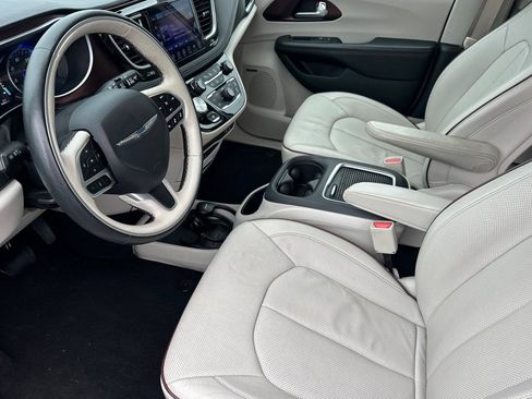 Used 2017 Chrysler Pacifica Limited FWD image 10