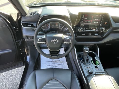 Used 2022 Toyota Highlander XSE AWD/4WD image 11