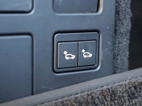 Used 2018 Land Rover Discovery SE image 47