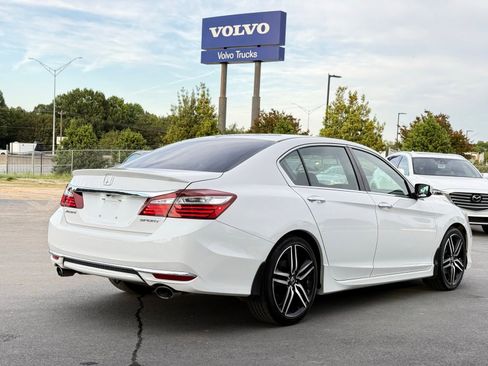 Used 2017 Honda Accord Sport image 9