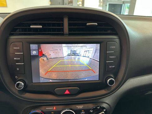 Used 2025 Kia Soul LX w/ LX Technology Package FWD image 23