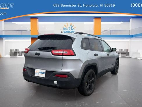 Used 2017 Jeep Cherokee Sport FWD image 3