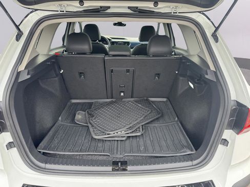 Used 2024 Volkswagen Taos SE w/ Panoramic Sunroof Package image 8